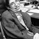 Photo de Stephen Hawking · Crédits photo NASA · Wikimedia Commons