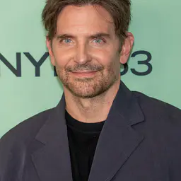 Photo de Bradley Cooper · Crédits photo Bryan Berlin · Wikimedia Commons