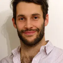 Photo de Simon Porte Jacquemus · Crédits photo Eatoatstream · Minderbinder · Wikimedia Commons