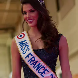 Photo de Iris Mittenaere · Crédits photo Seblinux 89 · Wikimedia Commons