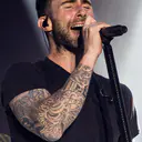 Photo de Adam Levine · Crédits photo Justin Higuchi from Los Angeles, CA, USA · Wikimedia Commons