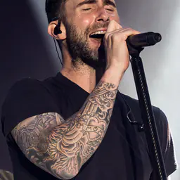 Photo de Adam Levine · Crédits photo Justin Higuchi from Los Angeles, CA, USA · Wikimedia Commons