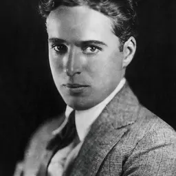 Photo de Charlie Chaplin · Crédits photo Strauss-Peyton Studio · Wikimedia Commons