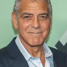Photo de George Clooney · Crédits photo Bryan Berlin · Wikimedia Commons