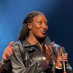Photo de Aya Nakamura · Crédits photo Mathis.aclr · Wikimedia Commons