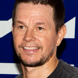 Photo de Mark Wahlberg · Crédits photo U.S. Marine Corps photo by Sgt. Jorge A. Rosales · Wikimedia Commons
