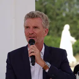 Photo de Denis Brogniart · Crédits photo Y.Leclercq© · Wikimedia Commons