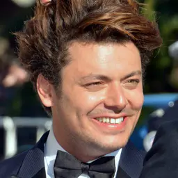Photo de Kev Adams · Crédits photo Georges Biard · Wikimedia Commons
