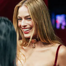 Photo de Margot Robbie · Crédits photo Ondine Goat · Wikimedia Commons