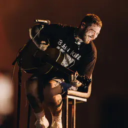 Photo de Post Malone · Crédits photo Chrisallmeid · Wikimedia Commons