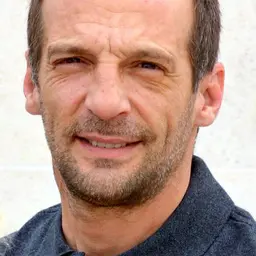 Photo de Mathieu Kassovitz · Crédits photo Georges Biard · Wikimedia Commons