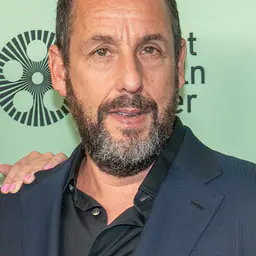 Photo de Adam Sandler · Crédits photo Bryan Berlin · Wikimedia Commons