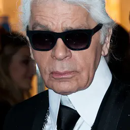 Photo de Karl Lagerfeld · Crédits photo Christopher William Adach · Wikimedia Commons