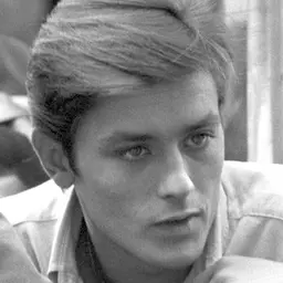 Photo de Alain Delon · Crédits photo Licio D'aloisio / Reporters Associati &amp; Archivi / Mondadori · Wikimedia Commons