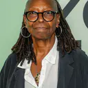 Photo de Whoopi Goldberg · Crédits photo Bryan Berlin · Wikimedia Commons