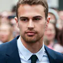 Photo de Theo James · Crédits photo Christopher William Adach from London, UK · Wikimedia Commons
