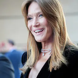Photo de Carla Bruni · Crédits photo Elyot Boudart · Wikimedia Commons